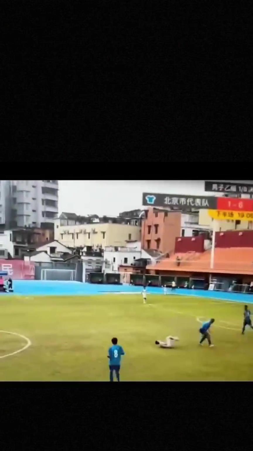 太可怕了！全運(yùn)會(huì)驚現(xiàn)殺人足球，球員將對(duì)手直接踢骨折