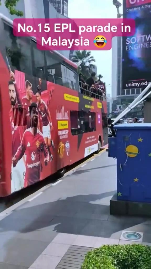 游街示眾？曼聯(lián)在馬來西亞街頭大巴游行，球迷笑噴