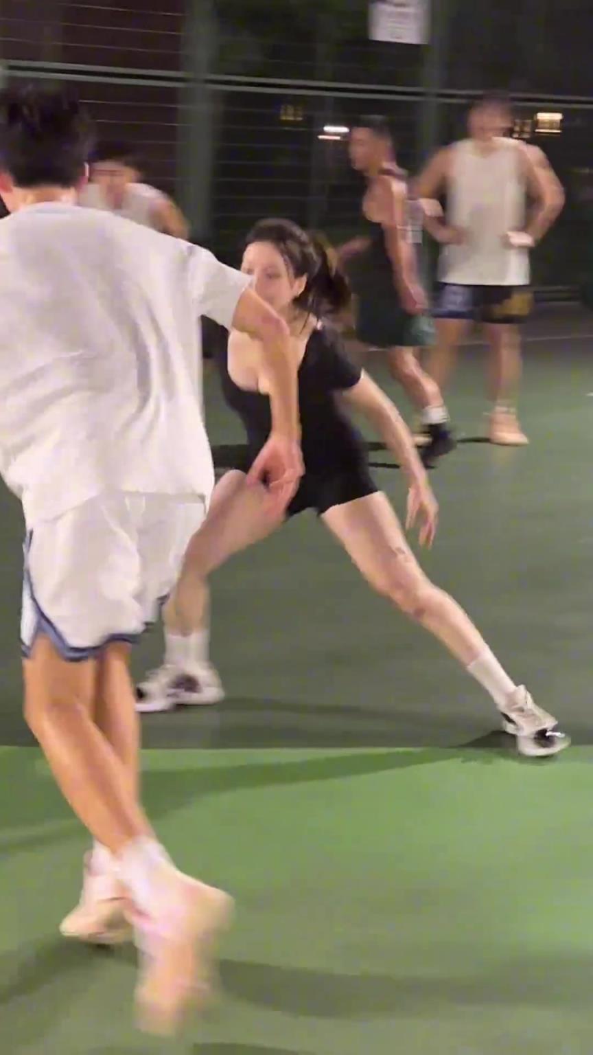 小姐姐防得真兇！瘦點(diǎn)的男生都拿她沒(méi)辦法